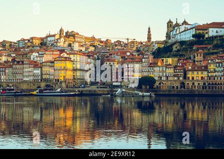 Ribeira Platz in Porto durch den Fluss Douro, Portugal Stockfoto