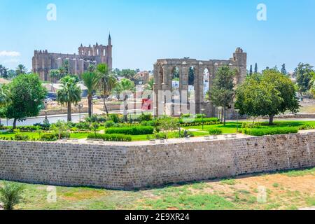 Ruinen der lateinischen St. George Kirche und Lala Mustafa Pasa Moschee in famagusta, Zypern Stockfoto