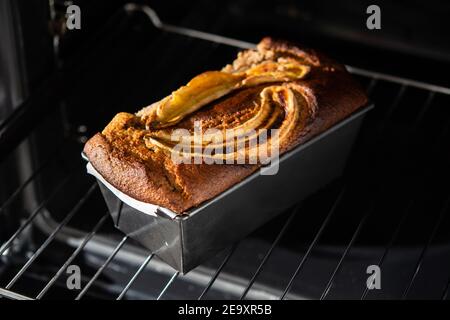 Von oben gesundes Bananenbrot im Behälter im Ofen Stockfoto