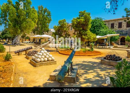 Mittelalterliche Kanonen auf dem Namik Kemal Platz in Famagusta, Zypern Stockfoto