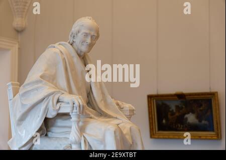 Marmorstatue des großen französischen Denkers Voltaire der Aufklärung vom französischen Bildhauer Jean-Antoine Houdon in der Sammlung des Eremitage Museums, St. Petersburg, Russland. Die Skulptur wurde 1781 im Auftrag der russischen Kaiserin Katharina II. Geschaffen und zwei Jahre später nach Russland geliefert Stockfoto