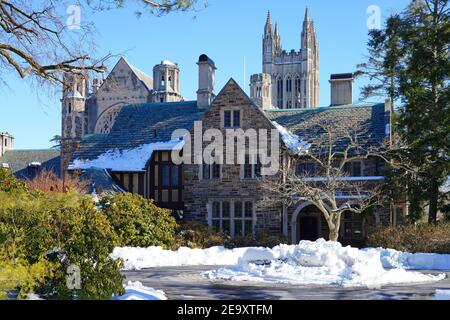 PRINCETON, NJ -4 FEB 2021- Blick auf den Cleveland Glockenspielturm am historischen Graduate College auf dem Campus der Princeton University, New Jersey, UN Stockfoto