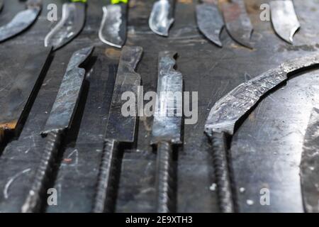 Oben der Reihen verschiedener metallischer Instrumente, die auf gelegt sind Tisch in Schmiede Stockfoto