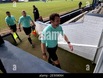 Schiedsrichter Leigh Doughty verlässt das Spielfeld in der Halbzeit während des Sky Bet Championship-Spiels in der Kenilworth Road, Luton. Bilddatum: Samstag, 6. Februar 2021. Stockfoto