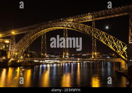 Ponte de Dom Luis I bei Nacht in Porto, Portugal. Stockfoto