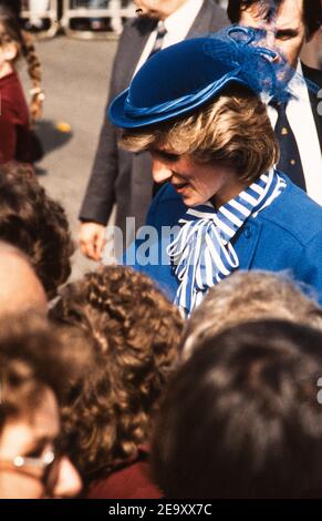 Ihre Königliche Hoheit Prinzessin Diana mit Kindern in Cardiff 27. März 1984: Während der Eröffnung der neuen Welsh National Opera Prosess Studios in Cardiff, Wales. Stockfoto