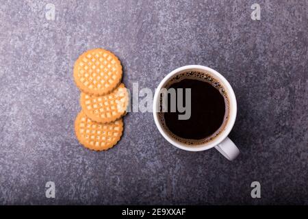 Draufsicht auf eine Tasse Kaffee mit drei Butterkeksen, leckere Erfrischung Stockfoto