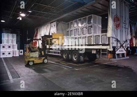 Verladung von Waschmaschinen in einem Versandlager an einem Gerät Werk Stockfoto