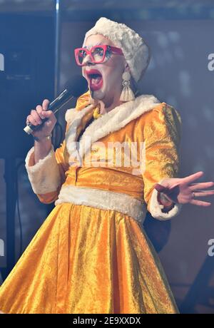 Drag Queen Ginny Lemon, die in der TV-Serie RuPauls Drag Race UK bei einer Veranstaltung in Birmingham Stadtzentrum fotografiert vorgestellten. Stockfoto