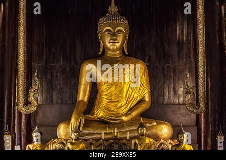 Sitzender Buddha im Wat Phan Tao, Chiang Mai, Thailand. Stockfoto