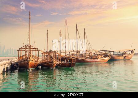 Traditionelle Boote namens Daus sind im Hafen in der Nähe des Museums für Islamische Kunst Park verankert. Stockfoto