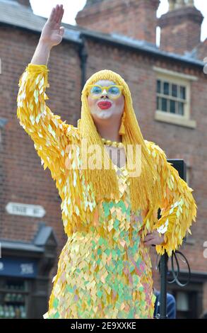 Drag Queen Ginny Lemon, die in der TV-Serie RuPauls Drag Race UK bei einer Veranstaltung in Birmingham Stadtzentrum fotografiert vorgestellten. Stockfoto