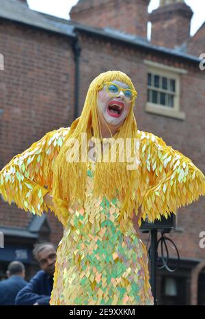 Drag Queen Ginny Lemon, die in der TV-Serie RuPauls Drag Race UK bei einer Veranstaltung in Birmingham Stadtzentrum fotografiert vorgestellten. Stockfoto