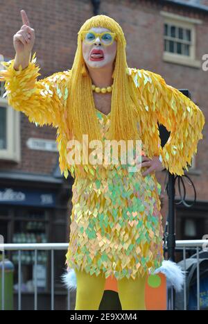 Drag Queen Ginny Lemon, die in der TV-Serie RuPauls Drag Race UK bei einer Veranstaltung in Birmingham Stadtzentrum fotografiert vorgestellten. Stockfoto