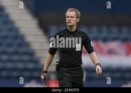 Preston, Großbritannien. Februar 2021, 06th. Schiedsrichter Gavin ward in Aktion während des Spiels in Preston, UK am 2/6/2021. (Foto von Simon Whitehead/News Images/Sipa USA) Quelle: SIPA USA/Alamy Live News Stockfoto