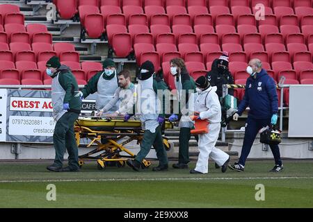 Bristol, Großbritannien. Februar 2021, 06th. Cardiff Stadttorwart Alex Smithies geht auf einer Bahre verletzt in 1st Hälfte. EFL Skybet Championship match, Bristol City gegen Cardiff City im Ashton Gate Stadium in Bristol, Avon am Samstag, 6th. Februar 2021. Dieses Bild darf nur für redaktionelle Zwecke verwendet werden. Nur redaktionelle Verwendung, Lizenz für kommerzielle Nutzung erforderlich. Keine Verwendung in Wetten, Spiele oder ein einzelner Club / Liga / Spieler Publikationen. PIC von Andrew Orchard / Alamy Live News Stockfoto