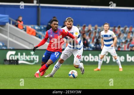 LONDON, ENGLAND. FEB 6th: Amari'i Bell of Blackburn kämpft während des Sky Bet Championship-Spiels zwischen Queens Park Rangers und Blackburn Rovers im Loftus Road Stadium, London am Samstag, 6th. Februar 2021 um den Besitz mit Charlie Austin von QPR. (Kredit: Ivan Yordanov, MI Nachrichten) Kredit: MI Nachrichten & Sport /Alamy Live Nachrichten Stockfoto