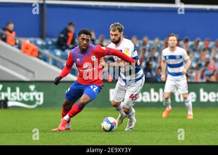 LONDON, ENGLAND. FEB 6th: Amari'i Bell of Blackburn kämpft während des Sky Bet Championship-Spiels zwischen Queens Park Rangers und Blackburn Rovers im Loftus Road Stadium, London am Samstag, 6th. Februar 2021 um den Besitz mit Charlie Austin von QPR. (Kredit: Ivan Yordanov, MI Nachrichten) Kredit: MI Nachrichten & Sport /Alamy Live Nachrichten Stockfoto