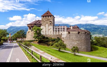 Schloss Vaduz in Liechtenstein. Dieses königliche Schloss ist Wahrzeichen von Liechtenstein und der Schweiz. Panorama der mittelalterlichen Burg in Schweizer Alpen Berge in Stockfoto
