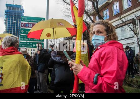 Die Gemeinschaft Madrid hat 15 Prozent ihrer Selbstständigen im Gastgewerbe verloren, und die Coronavirus-Pandemie hat mehr als 20 Prozent der Unternehmen vernichtet, die zwischen einem und fünf Arbeiter von Januar bis September 2020 hatten. Danach betraf Covid-19 vor allem kleinere Unternehmen und Arbeitnehmer in Sektoren wie Tourismus und Gastgewerbe. Dies wird aus den Daten des Nationalen Instituts für Statistik, in seiner Statistik über die demographische Situation der Unternehmen, die zeigt, dass Madrid Unternehmen mit zwischen einem und fünf Arbeitnehmer ging von 120.832 am 1. Januar auf 95.236 als o Stockfoto