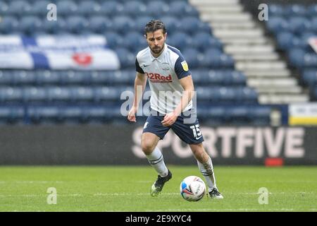 Preston, Großbritannien. Februar 2021, 06th. Joe Rafferty #15 von Preston North End mit dem Ball in Preston, UK am 2/6/2021. (Foto von Simon Whitehead/News Images/Sipa USA) Quelle: SIPA USA/Alamy Live News Stockfoto