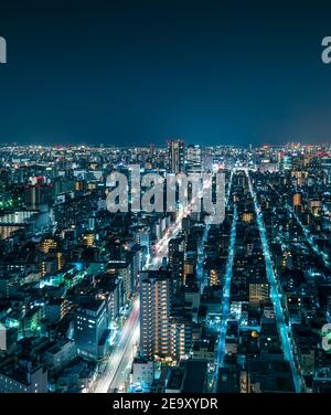 Futuristische Luftaufnahme der Dächer der Stadt bei Nacht im Zentrum von Tokio, Japan Stockfoto