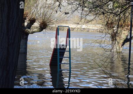 Rheinflut auf dem Spielplatz in Andernach im Jahr 2021 Stockfoto