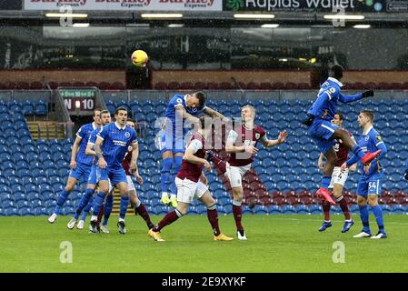 Burnley, Großbritannien. Februar 2021, 06th. Ben White von Brighton & Hove Albion führt den Ball an und räumt die Gefahr auf. Premier League Spiel, Burnley gegen Brighton & Hove Albion im Turf Moor in Burnley, Lancs am Samstag, 6th. Februar 2021. Dieses Bild darf nur für redaktionelle Zwecke verwendet werden. Nur redaktionelle Verwendung, Lizenz für kommerzielle Nutzung erforderlich. Keine Verwendung in Wetten, Spiele oder ein einzelner Club / Liga / Spieler Publikationen. PIC von Chris Stading / Andrew Orchard Sport Fotografie / Alamy Live News Kredit: Andrew Orchard Sport Fotografie / Alamy Live News Stockfoto