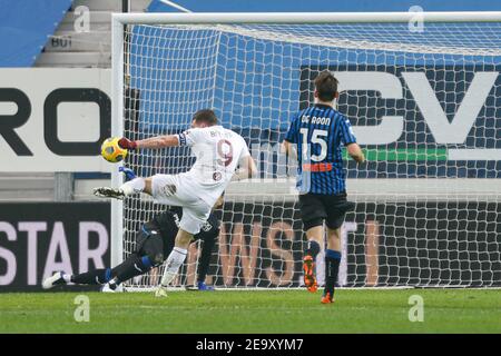 Bergamo, Italien. Februar 2021, 6th. Bergamo, Italien, Gewiss Stadium, 06. Februar 2021, Andrea Belotti (Turin FC) erzielt das erste Tor für Turin FC während Atalanta BC gegen Turin FC - Italienische Fußball Serie A Spiel Credit: Francesco Scaccianoce/LPS/ZUMA Wire/Alamy Live News Stockfoto