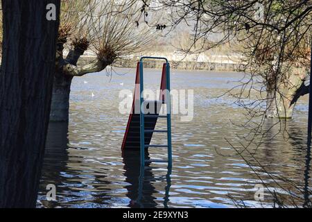 Rheinflut auf dem Spielplatz in Andernach im Jahr 2021 Stockfoto