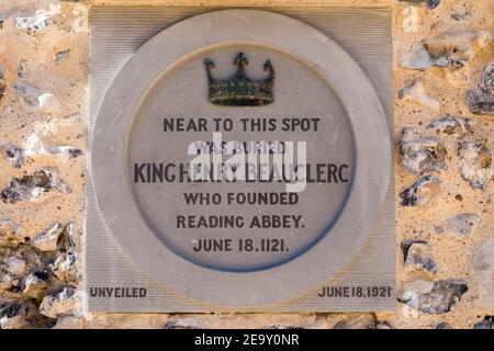 Gedenktafel an König Heinrich I., Henry Beauclerc, Reading Abbey Ruins, Reading, Berkshire, England, GB, Großbritannien Stockfoto