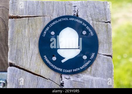 Pembrokshire Coast Path National Trail Schild, Pembrokshire, Wales, GB, Großbritannien Stockfoto