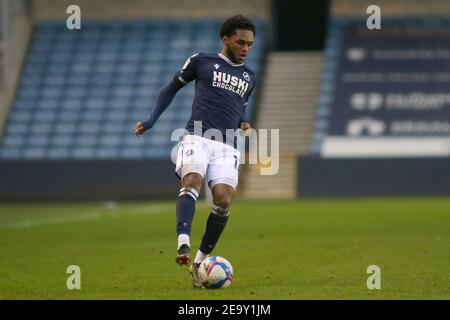 LONDON, ENGLAND. FEB 6th: Mahlon Romeo von Millwall kontrolliert den Ball während des Sky Bet Championship Spiels zwischen Millwall und Sheffield Mittwoch in Den, London am Samstag, 6th. Februar 2021. (Quelle: Federico Maranesi) Quelle: MI News & Sport /Alamy Live News Stockfoto