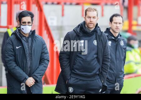 Crawley, Großbritannien. Februar 2021, 06th. Simon Weaver, Manager von Harrogate Town AFC in Crawley, Großbritannien am 2/6/2021. (Foto von Jane Stokes/News Images/Sipa USA) Quelle: SIPA USA/Alamy Live News Stockfoto