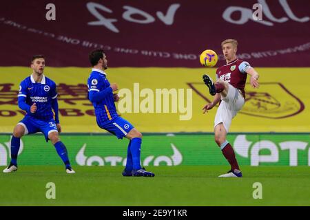 Burnley, Großbritannien. Februar 2021, 06th. Ben Mee #6 von Burnley kontrolliert den Ball in Burnley, Großbritannien am 2/6/2021. (Foto von Conor Molloy/News Images/Sipa USA) Quelle: SIPA USA/Alamy Live News Stockfoto