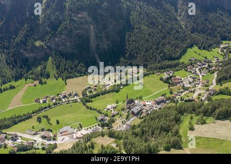 Luftdrohnenaufnahme des Dorfes Helligenblutt im Großglockner-Tal In Österreich Stockfoto