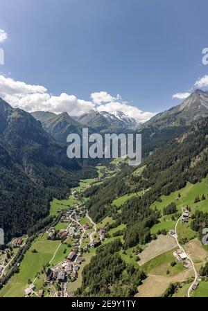 Luftdrohnenaufnahme des Dorfes Helligenblutt in mit Blick auf Großglockner Berg in Österreich Stockfoto