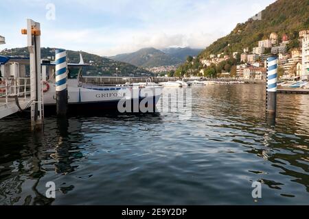 COMO, LOMBARDEI, ITALIEN, 06. November 2019, Lokale Anlegestelle für öffentliche Schifffahrt mit Fähre in einer Bucht von Como Stadt am Comer See, Norditalien, Europa Stockfoto