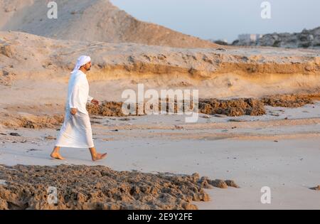 emiratian an einem Strand in den Vereinigten Arabischen Emiraten Stockfoto