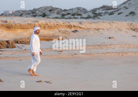emiratian an einem Strand in den Vereinigten Arabischen Emiraten Stockfoto