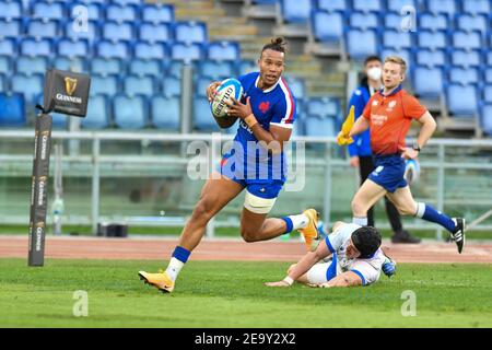 Rom, Italien. Februar 2021, 6th. Rom, Italien, Stadio Olimpico, Februar 06, 2021, Teddy Thomas (Frankreich) trägt den Ball während Italien gegen Frankreich - Rugby Six Nations Spiel Kredit: Carlo Cappuccitti/LPS/ZUMA Wire/Alamy Live News Stockfoto