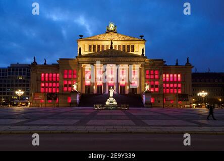 Berlin, Deutschland. Januar 2021, 17th. Der Konzertsaal am Berliner Gendarmenmarkt ist rot beleuchtet. Die Veranstaltungsbranche ist von der Corona-Krise hart getroffen worden. Mit der Sperre wurden Messen, Konferenzen, Konzerte und viele andere Veranstaltungen von einem Tag zum anderen abgesagt. Im Rahmen der Kampagne "Night of Light" wurden rund 7.000 Gebäude mit rotem Licht beleuchtet, um auf die schwierige Situation der Industrie in der Corona-Krise aufmerksam zu machen. Quelle: Soeren Stache/dpa-Zentralbild/ZB/dpa/Alamy Live News Stockfoto