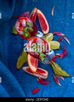 Cocktail aperol in einem Glas mit Orangen und Früchten Stockfoto