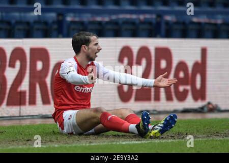 Preston, Großbritannien. Februar 2021, 06th. Dan Barlaser #26 von Rotherham United plädiert für seine Unschuld in Preston, UK am 2/6/2021. (Foto von Simon Whitehead/News Images/Sipa USA) Quelle: SIPA USA/Alamy Live News Stockfoto