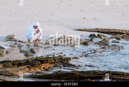 emiratian an einem Strand in den Vereinigten Arabischen Emiraten Stockfoto