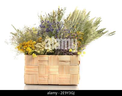 Bouquet von verschiedenen getrockneten Blumen in einer Holzkiste auf weißem Hintergrund. Zur Dekoration. Stockfoto