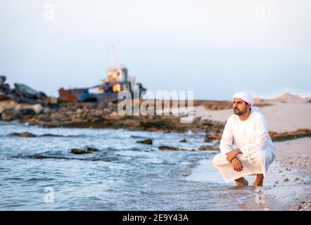 emiratian an einem Strand in den Vereinigten Arabischen Emiraten Stockfoto