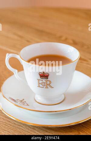 Vintage Bone china Tasse Tee, Sonderedition Royal Silver Jubilee Tasse und Untertasse auf Teller mit der Royal Cypher EIIR 1977 -Royal Tea Concept, GB UK Stockfoto