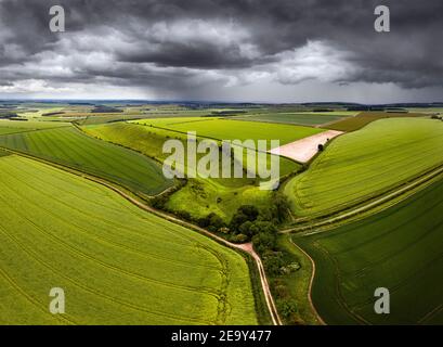 Luftbild von üppigen grünen Feldern und trockenen Kreidetal, Holm Dale, in Yorkshire Wolds mit Sturm nähert Stockfoto