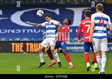 LONDON, ENGLAND. FEB 6th: Lyndon Dykes von QPR kämpft um den Besitz mit Amari'i Bell of Blackburn während des Sky Bet Championship Matches zwischen Queens Park Rangers und Blackburn Rovers im Loftus Road Stadium, London am Samstag, 6th. Februar 2021. (Kredit: Ivan Yordanov, MI Nachrichten) Kredit: MI Nachrichten & Sport /Alamy Live Nachrichten Stockfoto